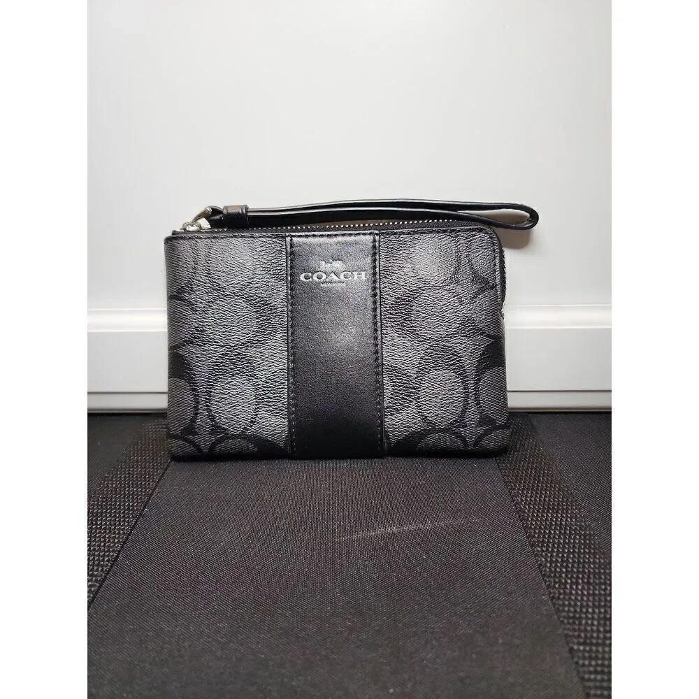 COACH CORNER ZIP WRISTLET (SILVER/BLACK SMOKE)